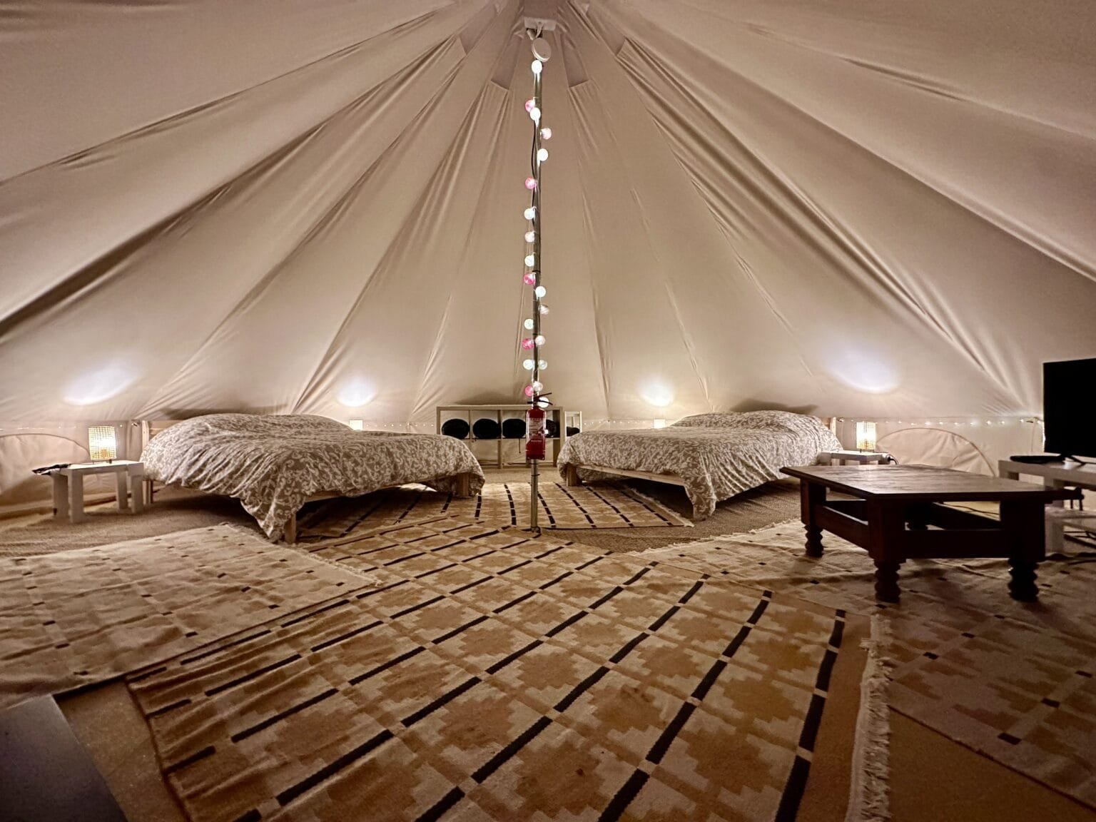 Une tente tout confort dans un terrain de loisir