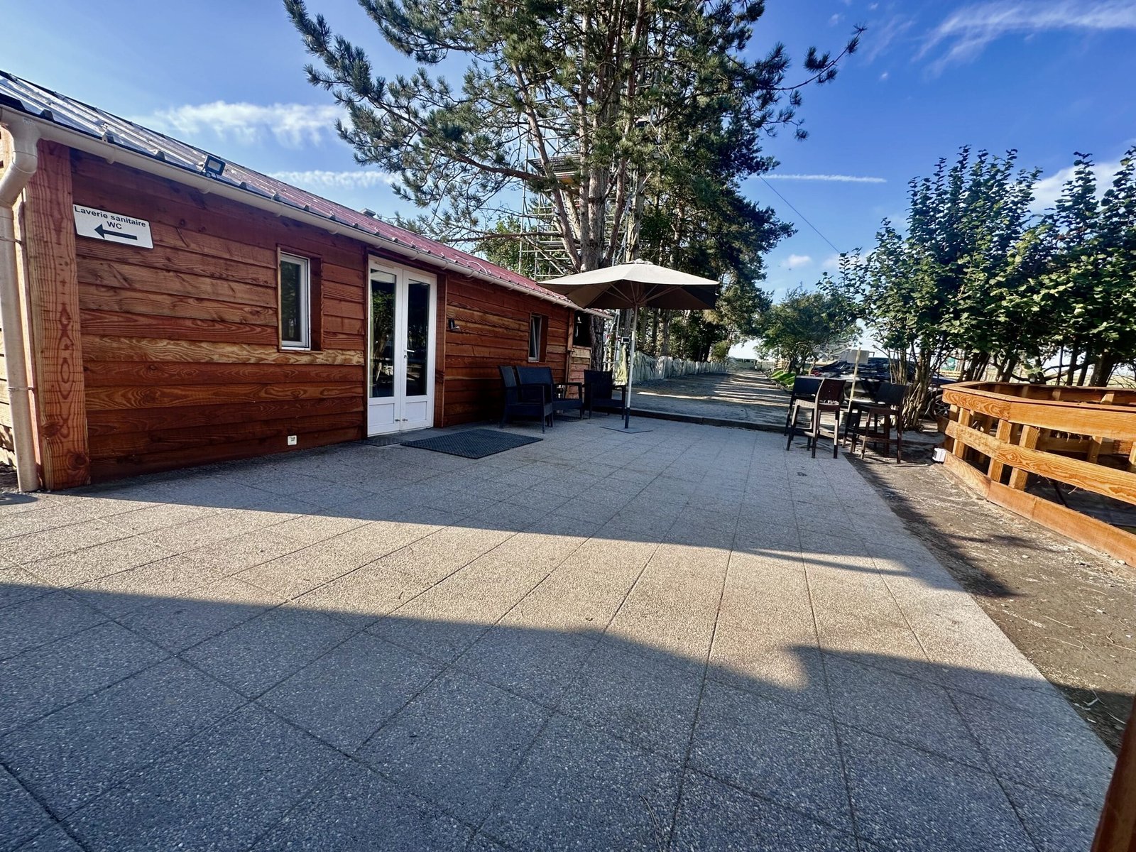 Une grande terrasse devant l'une des cabane du Grand'air